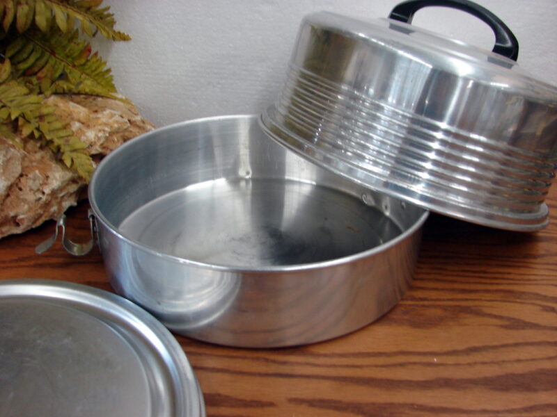 Vintage Mcm Aluminum Regal Ware Cake And Pie Carrier Snap On Lid