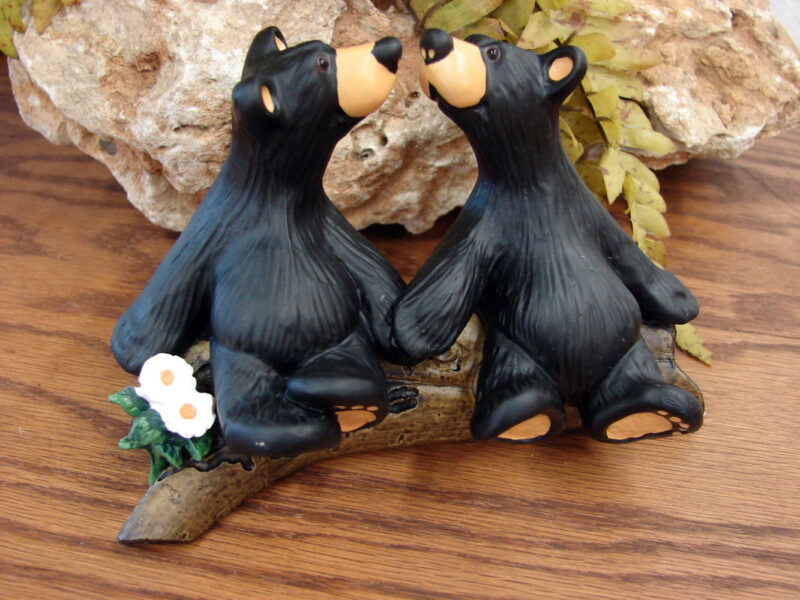 New Big Sky Carvers Bearfoots Bears Jeff Fleming Kissin&#8217; Bears Figurine, Moose-R-Us.Com Log Cabin Decor