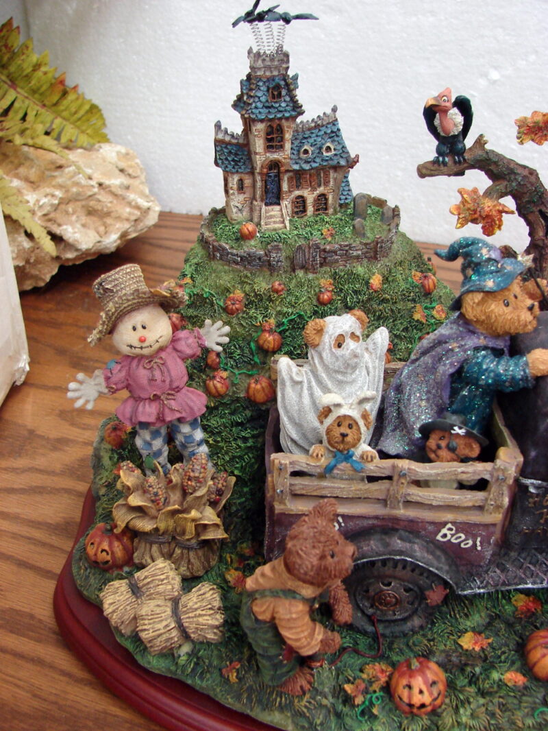 Boyd's Bears Haunted Hill Halloween Danbury Mint Display Retired