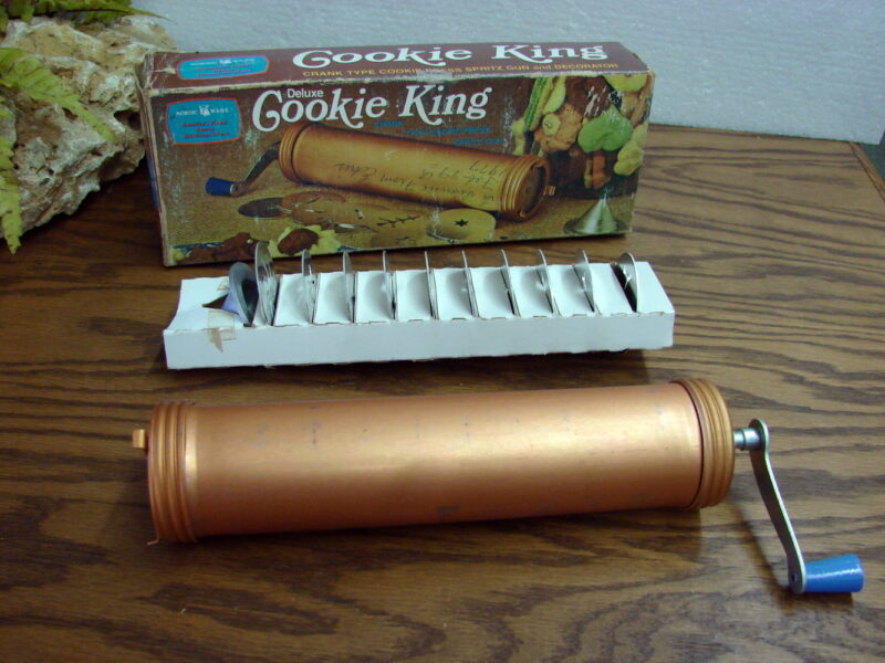 Scandinavian Nordic Ware Deluxe Cookie Press Cookie King Crank Type, Moose-R-Us.Com Log Cabin Decor