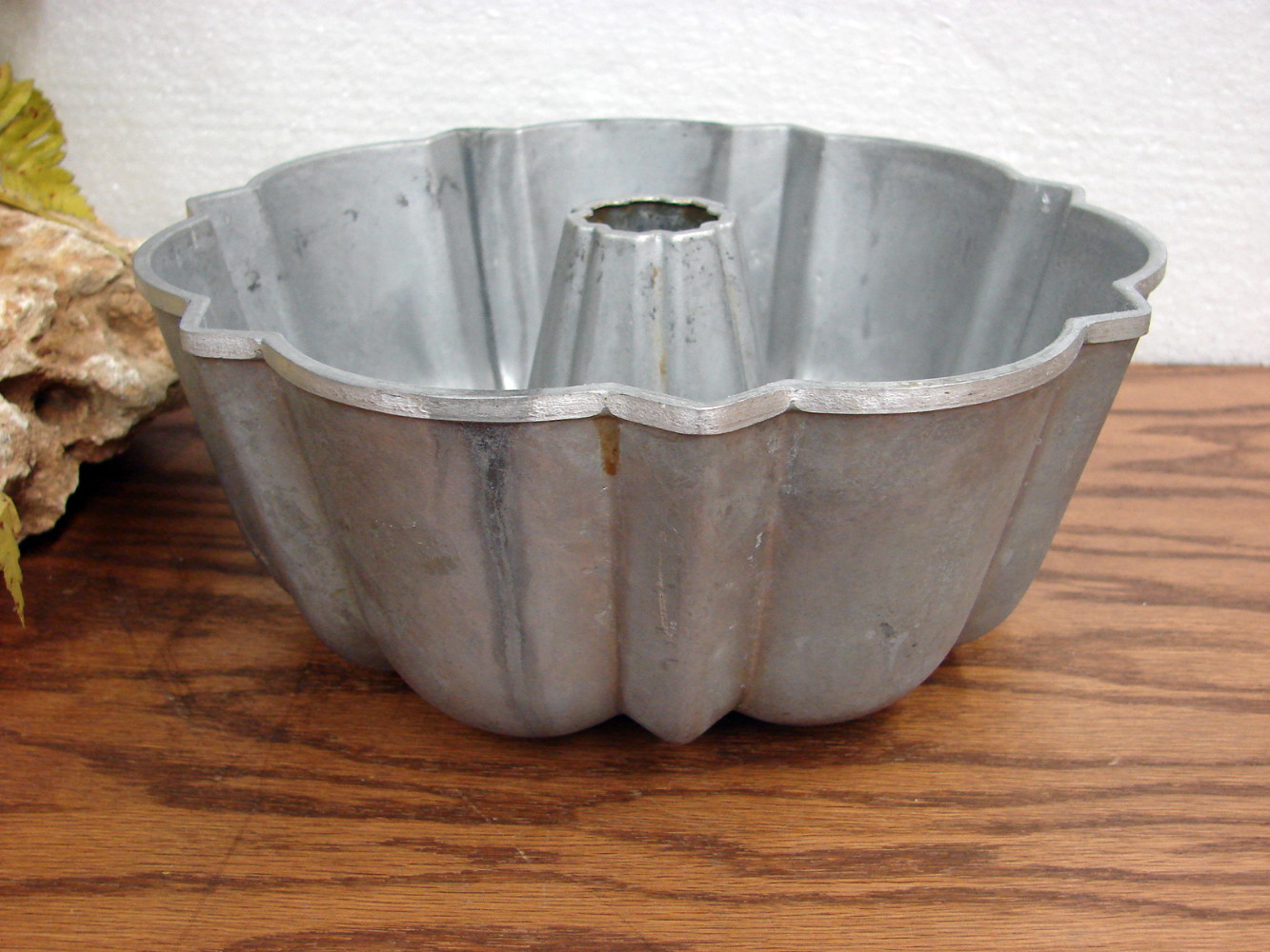 Vintage Nordic Ware Mini Bundt-Lette Cake Pan Avocado & White