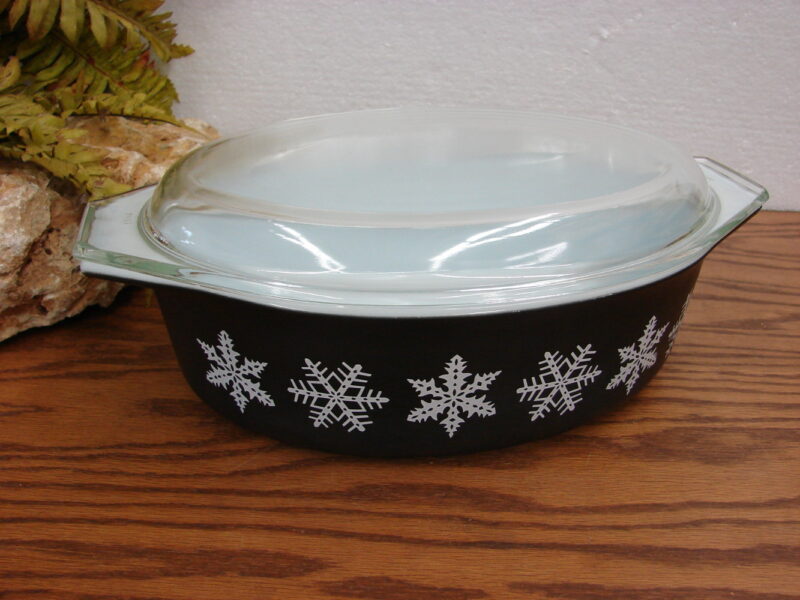 Vintage PYREX Black White Snowflake #045 2 1/2 Quart Oval Casserole w/ Lid, Moose-R-Us.Com Log Cabin Decor