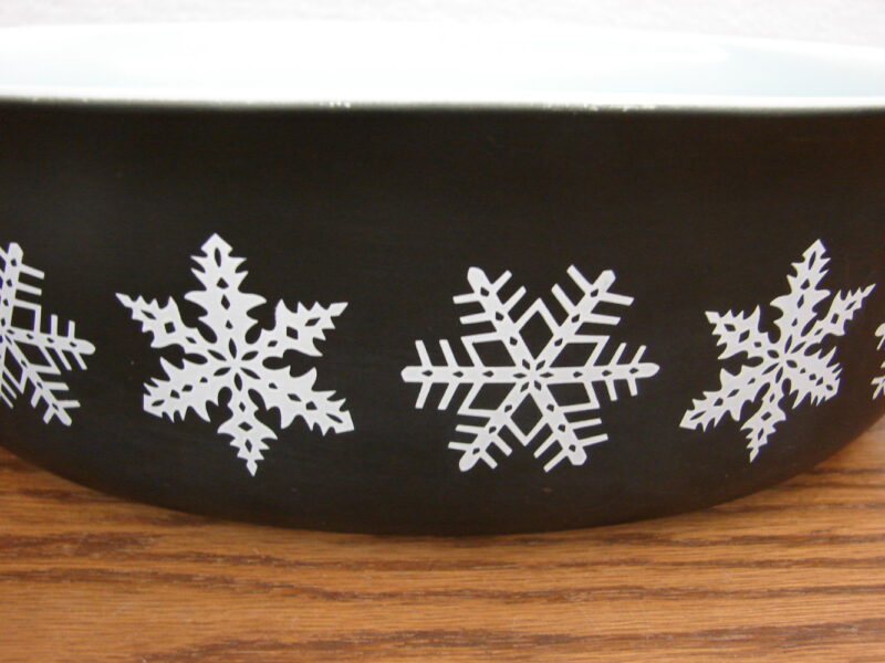 Vintage PYREX Black White Snowflake #045 2 1/2 Quart Oval Casserole w/ Lid, Moose-R-Us.Com Log Cabin Decor