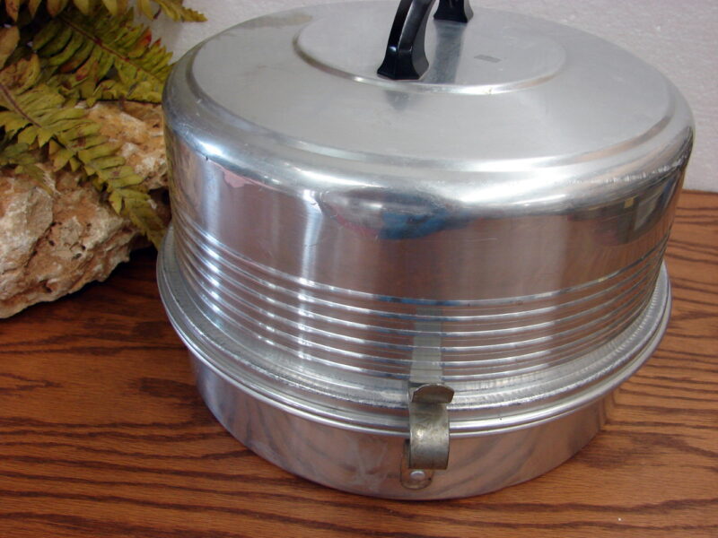 Vintage MCM Aluminum Regal Ware Cake and Pie Carrier Snap On Lid, Moose-R-Us.Com Log Cabin Decor