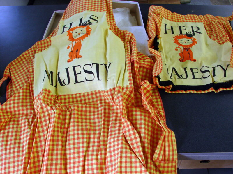 Vintage MCM JL Hudson His Her Matching Aprons Majesty Plaid Lion New in Box, Moose-R-Us.Com Log Cabin Decor