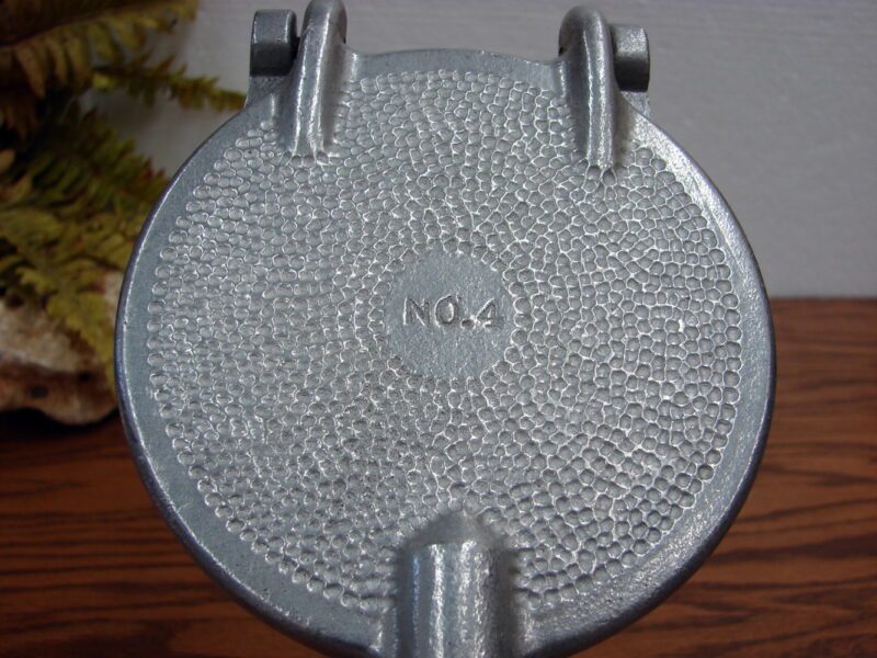 Vintage Vitantonio Pizzelle Iron No. 4 Italian Waffle Maker Baker 5&#8243;, Moose-R-Us.Com Log Cabin Decor