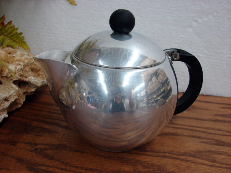 Vintage Retro Mirro 1 1/2 Qt #1526 Aluminum Tea Pot Wooden Handle, Moose-R-Us.Com Log Cabin Decor