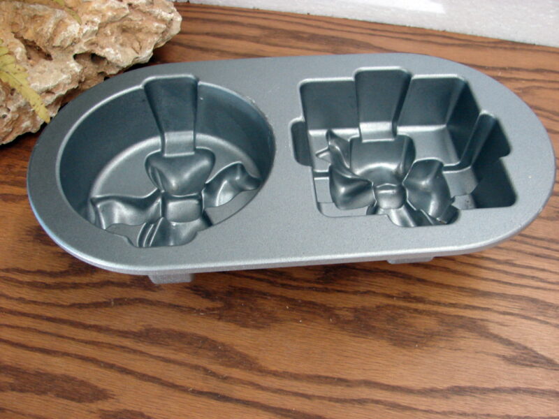 New Scandinavian Nordic Ware Heavy Duty Pretty Presents Cake Pan Mold, Moose-R-Us.Com Log Cabin Decor