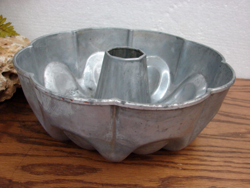 Vintage West Bend 12 cup 10&#8243; Shape Cake Pan Bundt Heavy Cast Aluminum, Moose-R-Us.Com Log Cabin Decor