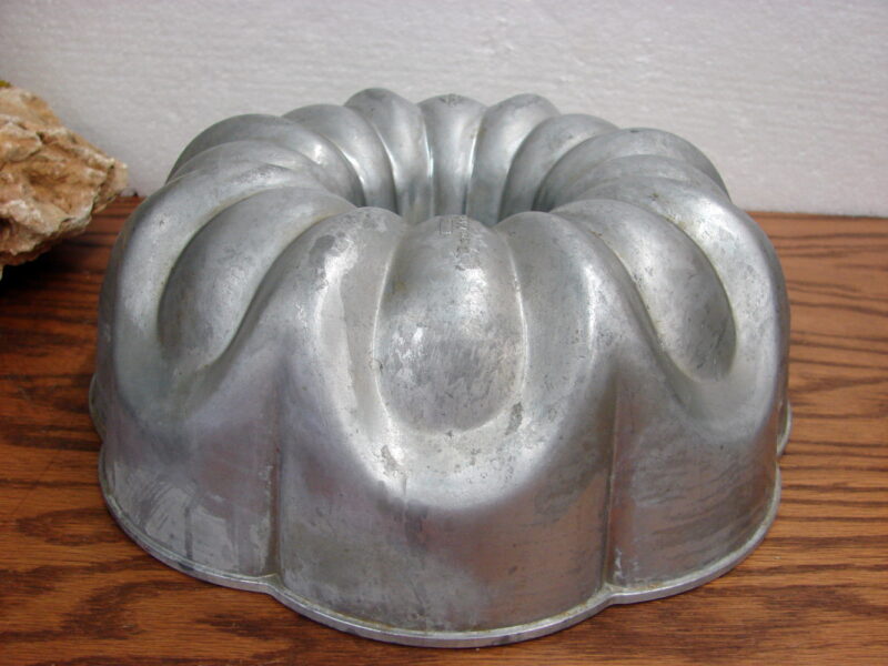 Vintage West Bend 12 cup 10&#8243; Shape Cake Pan Bundt Heavy Cast Aluminum, Moose-R-Us.Com Log Cabin Decor