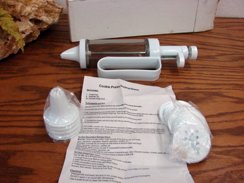 Cookie Press Decorating Kit Pampered Chef Style Gun 24 Disc 5 Cones #40715, Moose-R-Us.Com Log Cabin Decor