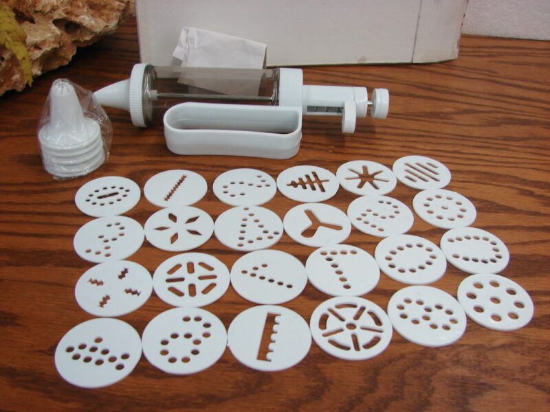 Cookie Press Decorating Kit Pampered Chef Style Gun 24 Disc 5 Cones #40715, Moose-R-Us.Com Log Cabin Decor