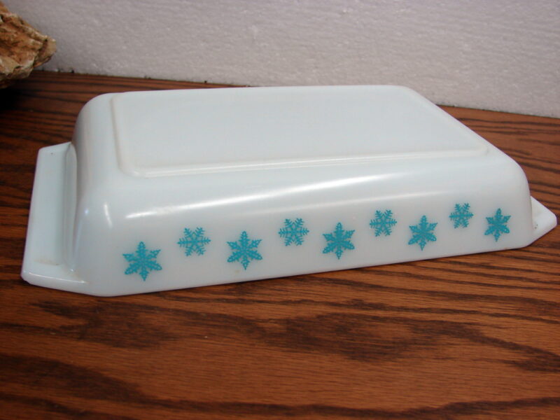 Vintage PYREX White w/ Turquoise Snowflake #548 Baking Dish as is, Moose-R-Us.Com Log Cabin Decor