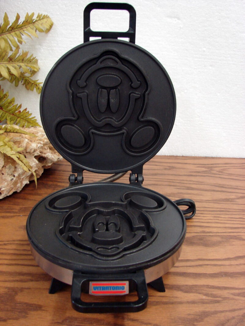 Vintage Vitantonio Mickey Mouse Walt Disney Co. Waffle Maker #950 Tested, Moose-R-Us.Com Log Cabin Decor