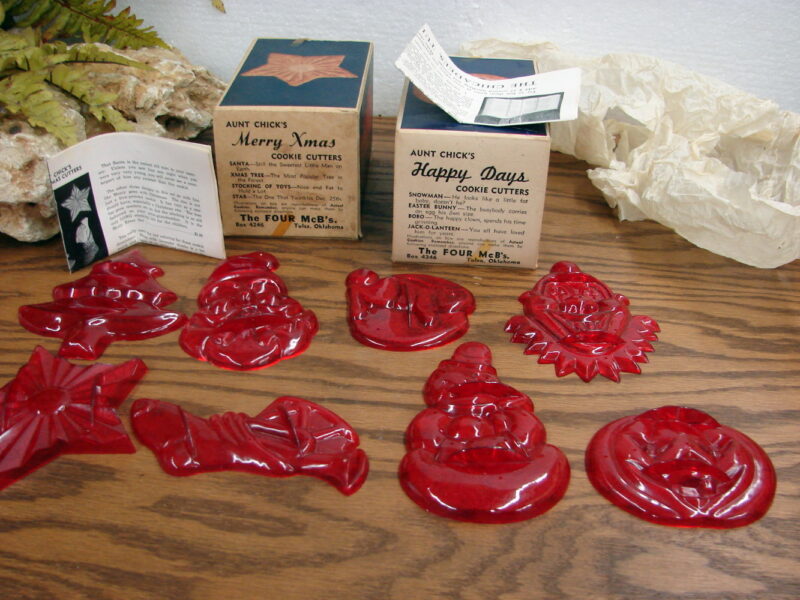 Aunt Chick&#8217;s Vintage Christmas Cookie Cutter Holidays 3 Boxes 12 Molds Red Plastic, Moose-R-Us.Com Log Cabin Decor