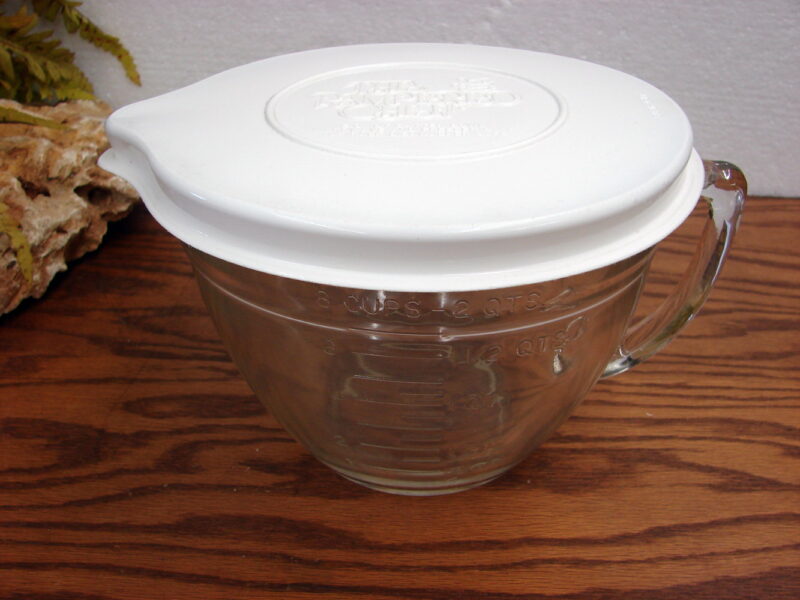 Original Pampered Chef 8 Cup 2 Quart Batter Bowl Measuring Cup w/ Lid, Moose-R-Us.Com Log Cabin Decor