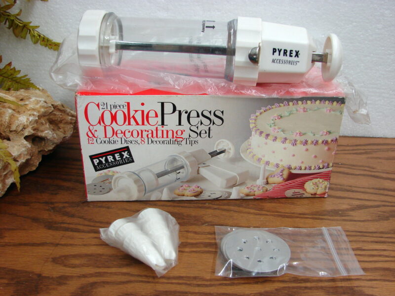 PYREX Cookie Press Decorating Set 21 Pc Like New in Box, Moose-R-Us.Com Log Cabin Decor