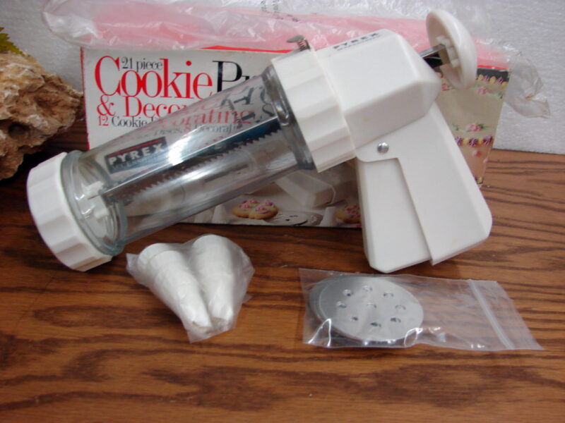 PYREX Cookie Press Decorating Set 21 Pc Like New in Box, Moose-R-Us.Com Log Cabin Decor