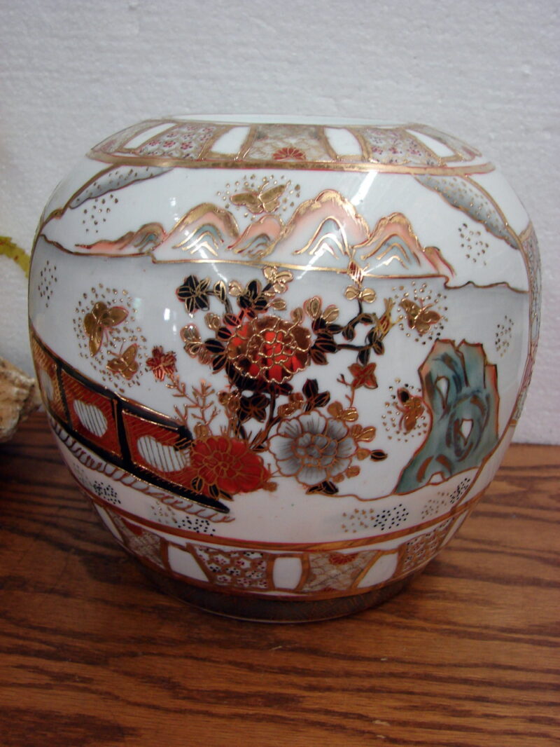 Vintage Porcelain Chinese Japanese Vase Urn Gold Scene Satsuma, Moose-R-Us.Com Log Cabin Decor