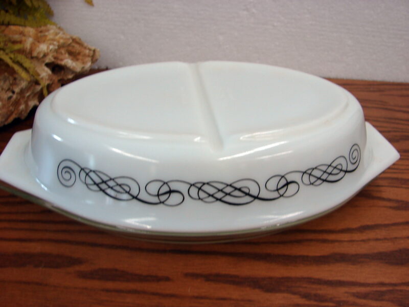 Vintage PYREX #945 Black Scroll 1 1/2 Qt. Divided w/ #945 Lid, Moose-R-Us.Com Log Cabin Decor