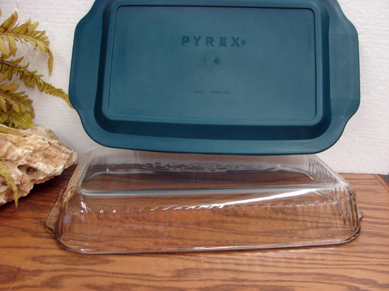 Newer Pyrex Open Baker Cake Lasagna Baking Pan 13 x 9 x 2 Green Lid, Moose-R-Us.Com Log Cabin Decor