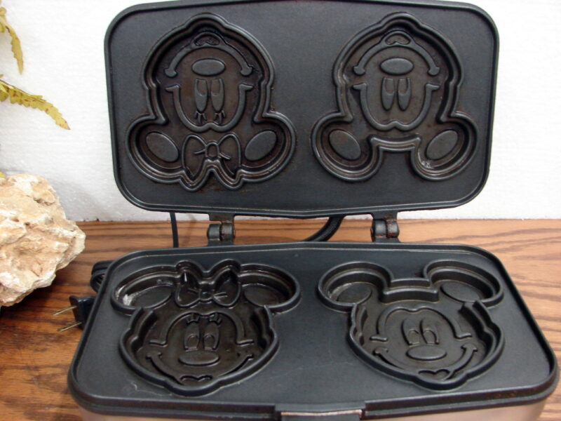 Vintage Vitantonio Mickey &#038; Minnie Mouse Pancake Sandwich Maker Tested, Moose-R-Us.Com Log Cabin Decor