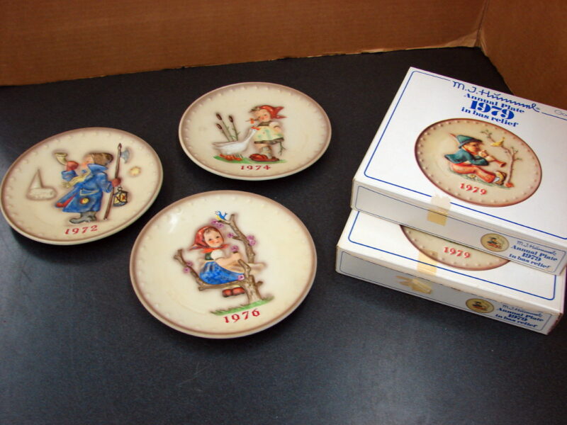 Set/5 Vintage Goebel Hummel Bas Relief Porcelain Plate 1972 1974 1976 1979, Moose-R-Us.Com Log Cabin Decor