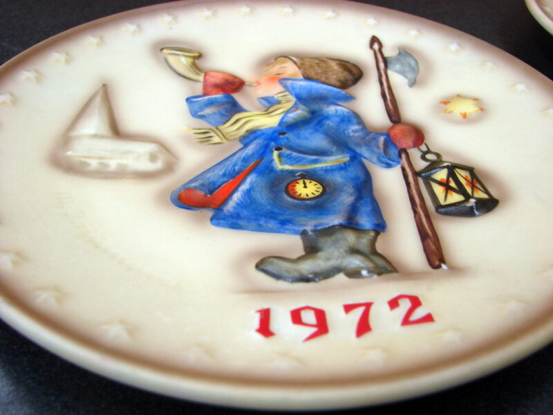 Set/5 Vintage Goebel Hummel Bas Relief Porcelain Plate 1972 1974 1976 1979, Moose-R-Us.Com Log Cabin Decor