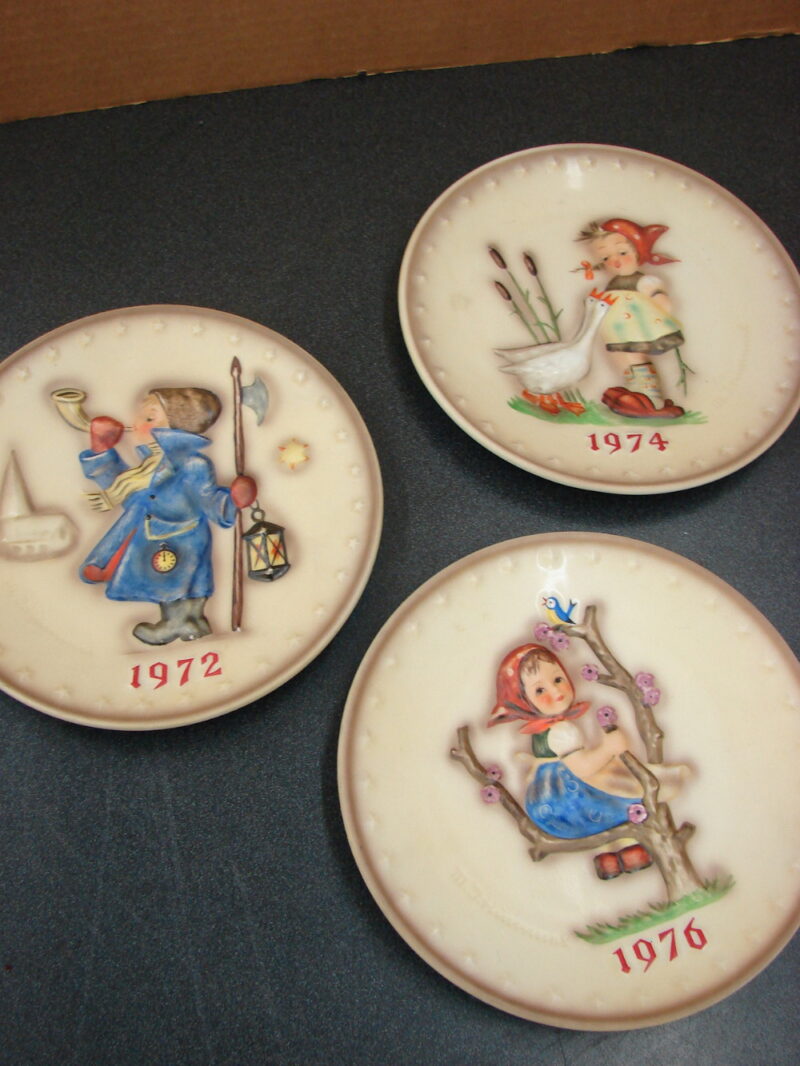 Set/5 Vintage Goebel Hummel Bas Relief Porcelain Plate 1972 1974 1976 1979, Moose-R-Us.Com Log Cabin Decor