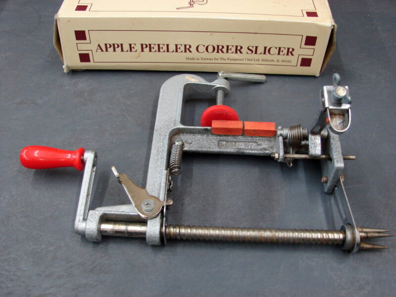 The Pampered Chef Tan Box Apple Peeler Corer Slicer Baking Canning, Moose-R-Us.Com Log Cabin Decor