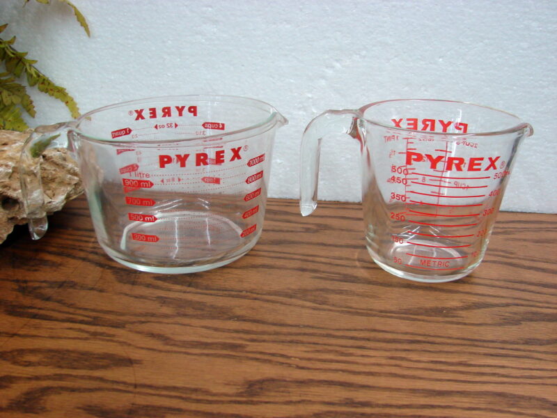 Vintage PYREX 2 Cup 16 oz 1 Pint Measuring Cup Pitcher Red Print, Moose-R-Us.Com Log Cabin Decor