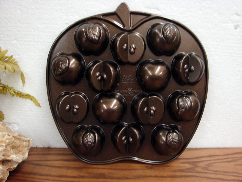 Nordic Ware Apple Slice Cakelet Pan 3.5 Cups Like New, Moose-R-Us.Com Log Cabin Decor