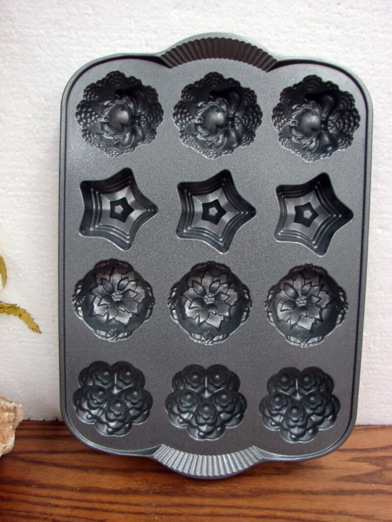 Nordic Ware Holiday Mini Muffin Bundt Pan 2.7 Cups Like New, Moose-R-Us.Com Log Cabin Decor