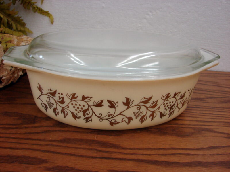 Vintage PYREX Golden Casserole #045 2 1/2 Qt Oval Baker w/ #945 Lid, Moose-R-Us.Com Log Cabin Decor