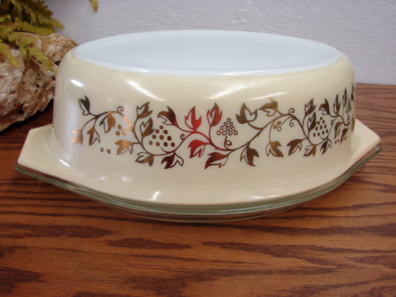 Vintage PYREX Golden Casserole #045 2 1/2 Qt Oval Baker w/ #945 Lid, Moose-R-Us.Com Log Cabin Decor