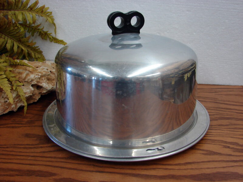 Vintage Regal Ware Aluminum Cake Carrier Pan w/Locking Lid USA 2 Finger Knob, Moose-R-Us.Com Log Cabin Decor