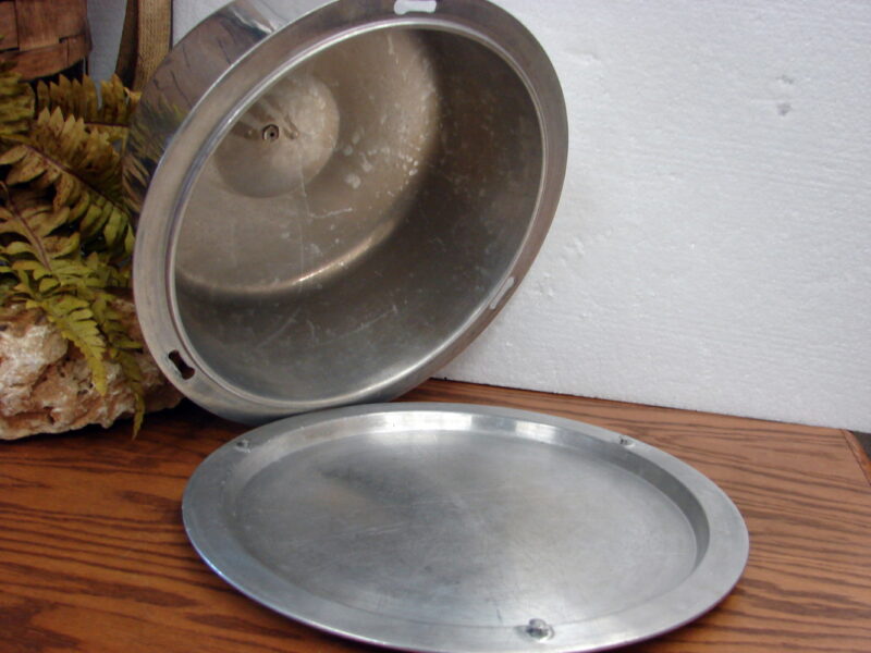 Vintage Regal Ware Aluminum Cake Carrier Pan w/Locking Lid USA 2 Finger Knob, Moose-R-Us.Com Log Cabin Decor