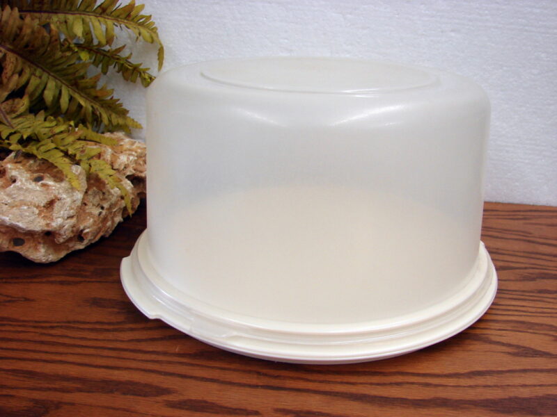 Vintage 1980s Round Large Rubbermaid Servin&#8217; Saver Cake Keeper Container Almond, Moose-R-Us.Com Log Cabin Decor