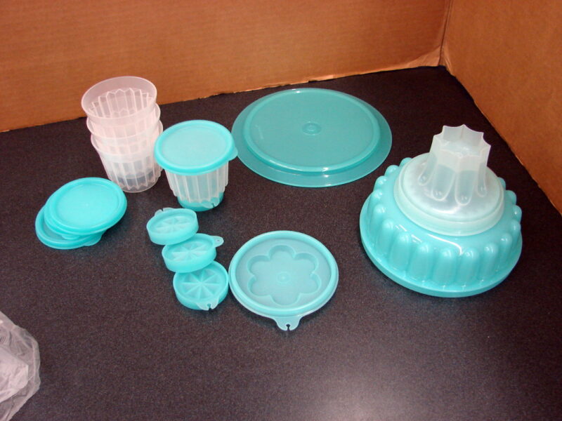 NOS Tupperware Turquoise Mini Jello Set w/ Individual Cups w/ Lids, Moose-R-Us.Com Log Cabin Decor