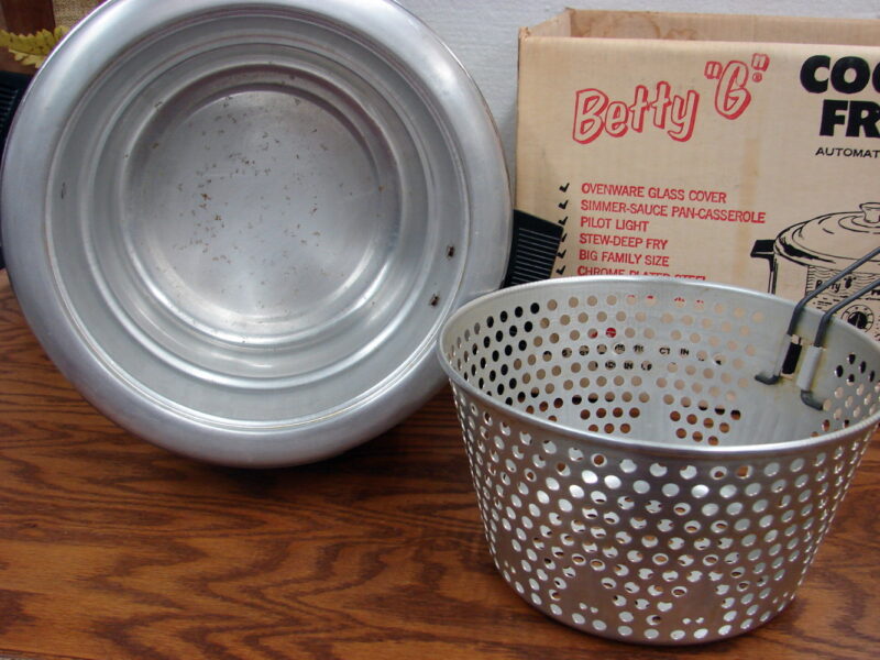 Vintage Betty G Dutch Oven Deep Fryer Cooker 5 qt Original Box, Moose-R-Us.Com Log Cabin Decor