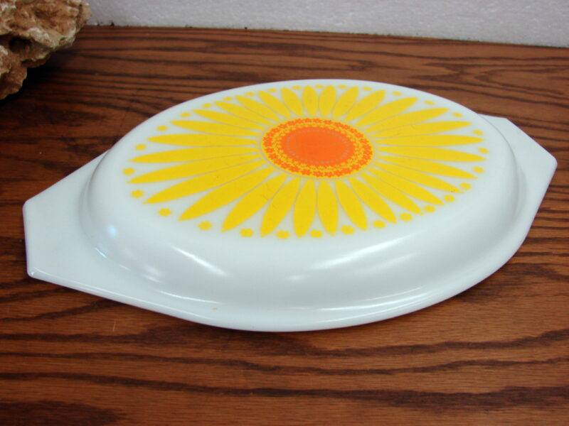 Vintage PYREX Yellow Daisy Sunflower Lid For 2 1/2 Qt Oval Casserole, Moose-R-Us.Com Log Cabin Decor