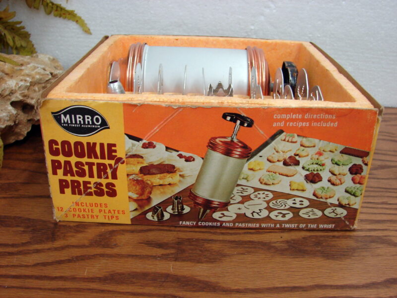 Vintage Mirro Cookie Pastry Press 12 Discs 3 Pastry Tips Original Box, Moose-R-Us.Com Log Cabin Decor