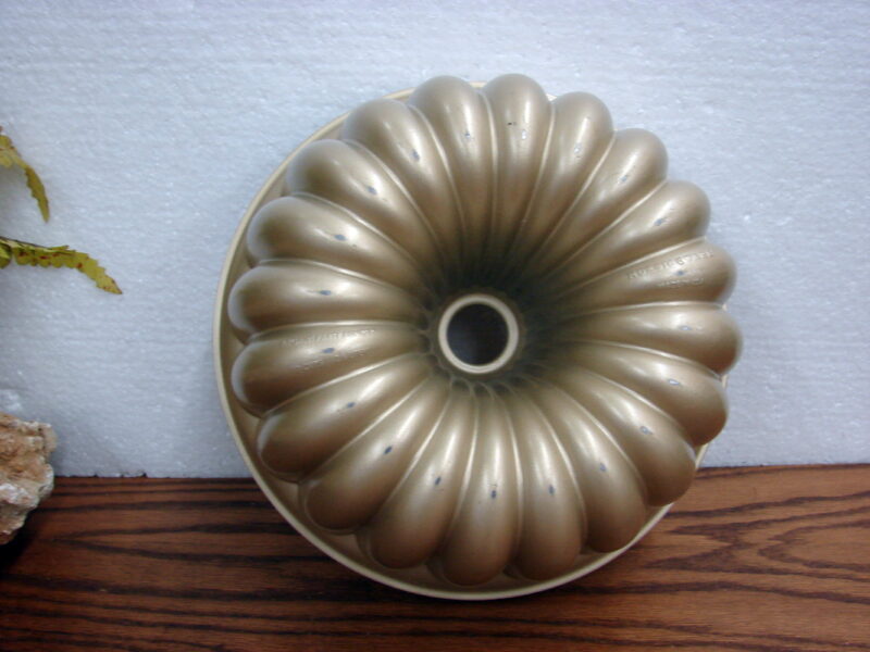 Vintage Nordic Ware Elegant Party Bundt Pan 10 Cup Tan Champagne, Moose-R-Us.Com Log Cabin Decor