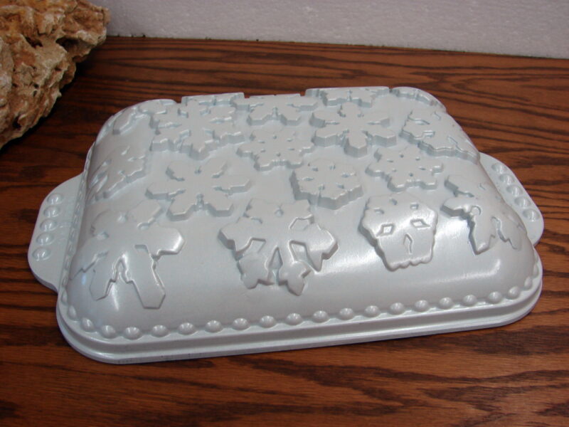 Nordic Ware Non Stick Snowflake White/Black Pan Heavy Duty Cast Aluminum, Moose-R-Us.Com Log Cabin Decor