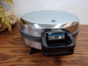 Vintage Vitantonio Pizzelle Iron No. 4 Italian Waffle Maker Baker 5&#8243;, Moose-R-Us.Com Log Cabin Decor