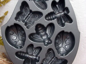 Nordic Ware Holiday Mini Muffin Bundt Pan 2.7 Cups Like New, Moose-R-Us.Com Log Cabin Decor